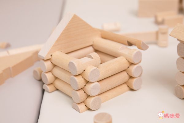 歐洲 VARIS - 木製建構積木-度假小木屋111片-獨家加贈飛行者號(市價$290)