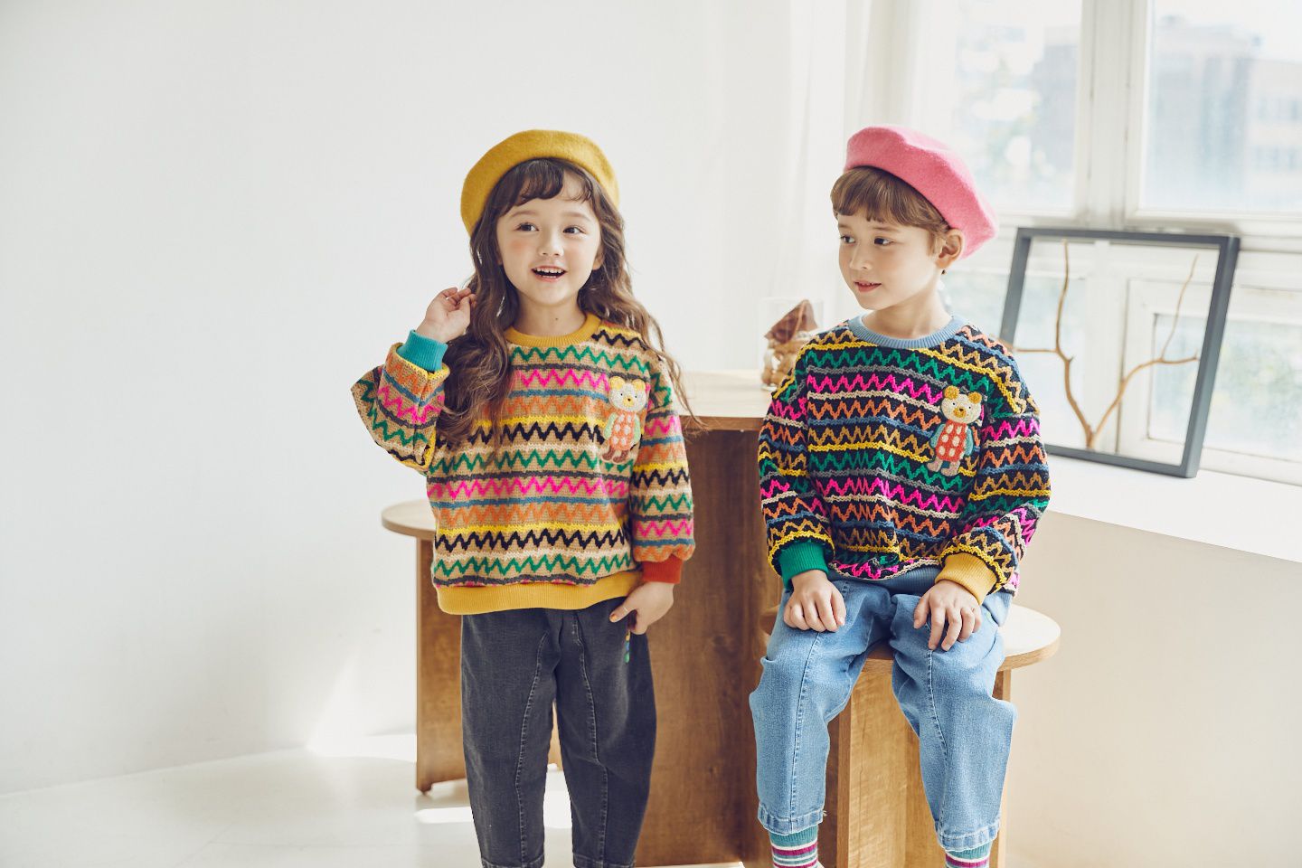 韓國 Mimico - 毛絨熊裝飾波浪紋針織上衣-卡其X黃