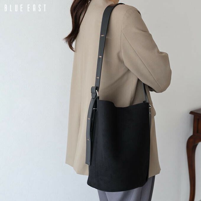 日本 BLUE EAST - 率性麂皮感大容量水桶造型側背包-淺卡其