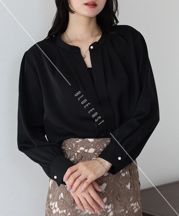 日本 BLUE EAST - 2way領知性整潔感打褶長袖上衣-珍珠袖扣-卡其杏