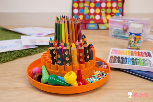 上學好物！小童必備文具美術用品☛德國 LYRA 洞洞筆 ✖ 義大利 GIOTTO 蠟筆 ✖ 美國 ALEX 筆座＆圍裙