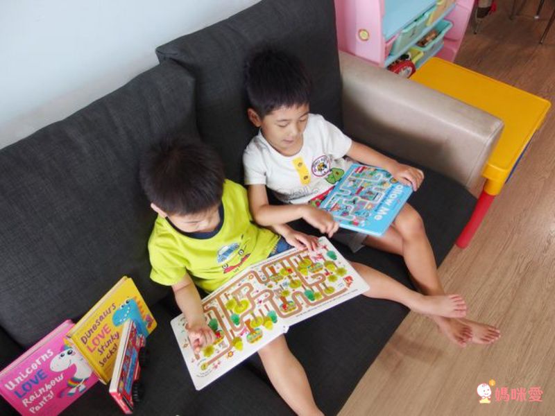 英文操作書特輯♚ 寶貝從小接觸英文的好法寶，英國童謠有聲書♬