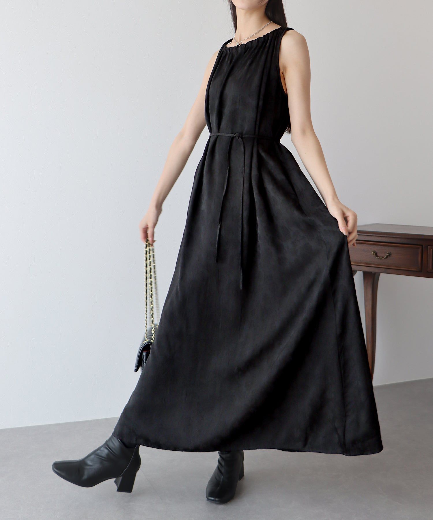 日本 BLUE EAST - 浪漫女神緹花綁帶無袖洋裝-米杏