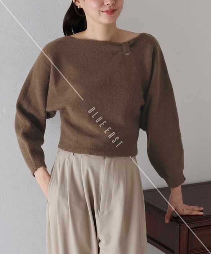 日本 BLUE EAST - 顯瘦曲線領簡潔針織長袖上衣-咖啡 (M)