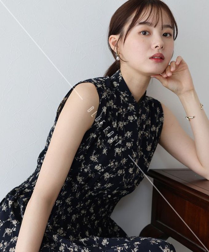 日本 BLUE EAST - 接觸冷感 縮腰顯瘦立領無袖洋裝-線條-黑 (M)