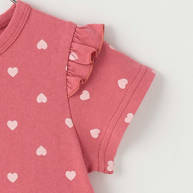 日本 petit main - 荷葉袖傘狀層次短袖上衣-滿版愛心-桃粉