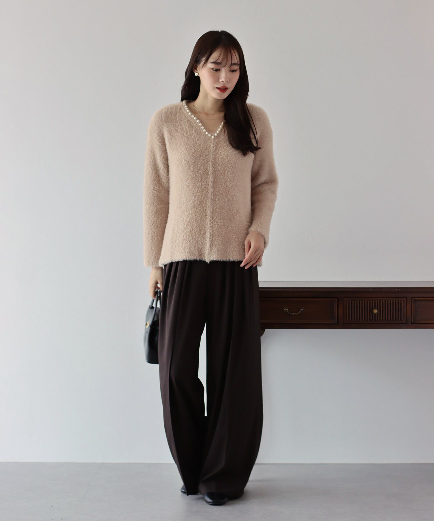 日本 BLUE EAST - 小貴氣珍珠領毛絨針織上衣-卡其