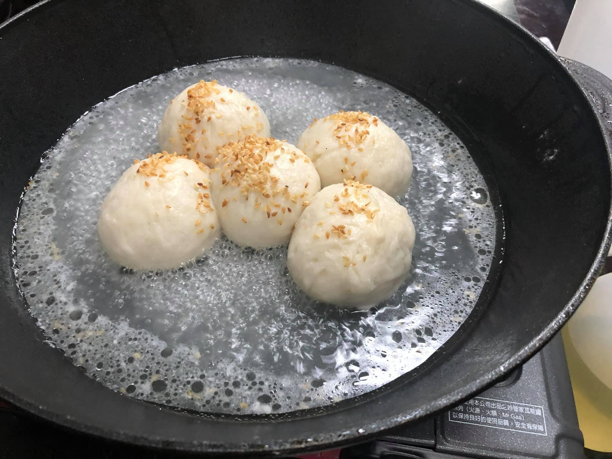 士林排隊美食！【大上海生煎包】皮脆肉汁噴發，0廚藝完美複製