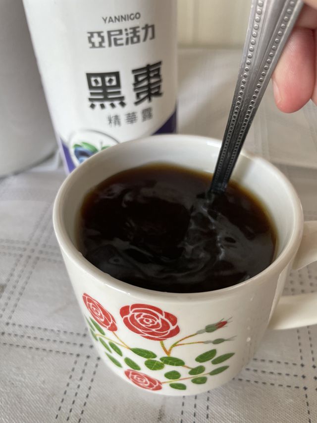 如果真的很嚴重 可以先吃婦產科開的軟便藥物 平時除了吃軟便的水果 多吃蔬菜多喝水以外，可以每天喝一杯黑棗汁~我自己喝黑棗汁是不太會有絞痛到不行的狀況 不過當天一定會有便意，我都是買亞尼活力的濃縮黑棗自己泡 因為我喜歡喝濃一點的覺得味道比較夠 其他品牌罐裝的黑棗汁都有人工甜味我不愛