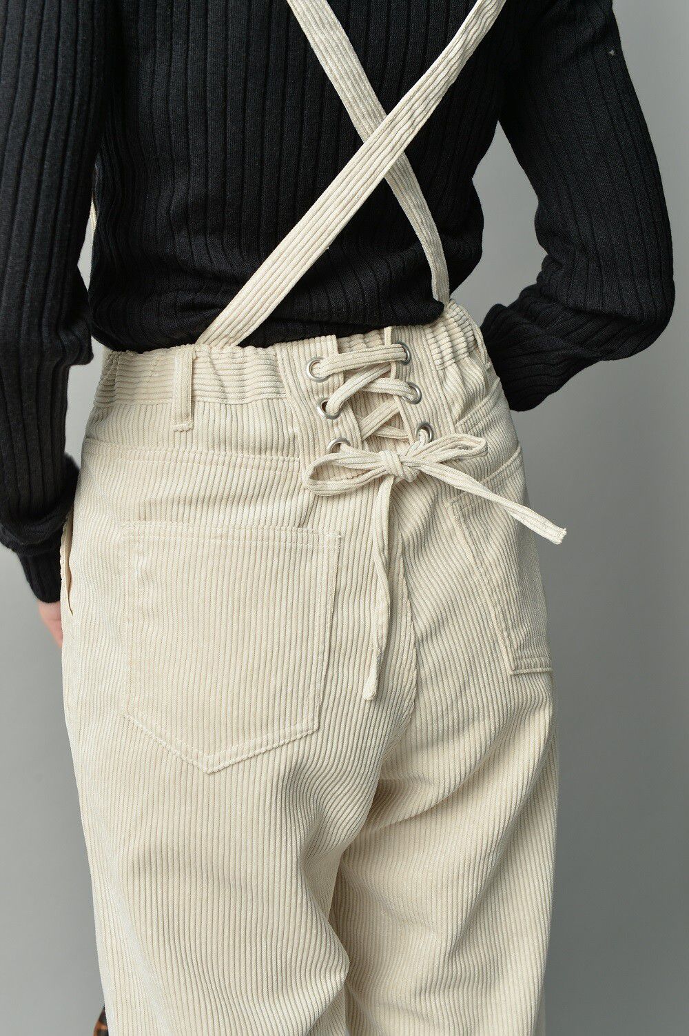 日本 ELENCARE DUE - 細肩帶燈芯絨吊帶褲-灰杏