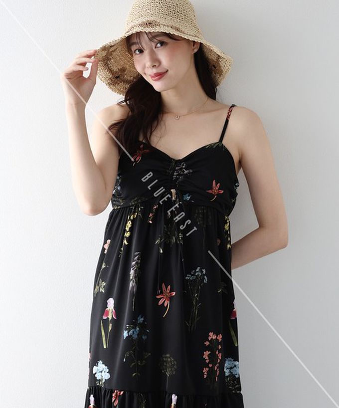 日本 BLUE EAST - 優雅皺摺度假花卉吊帶洋裝-黑 (M)