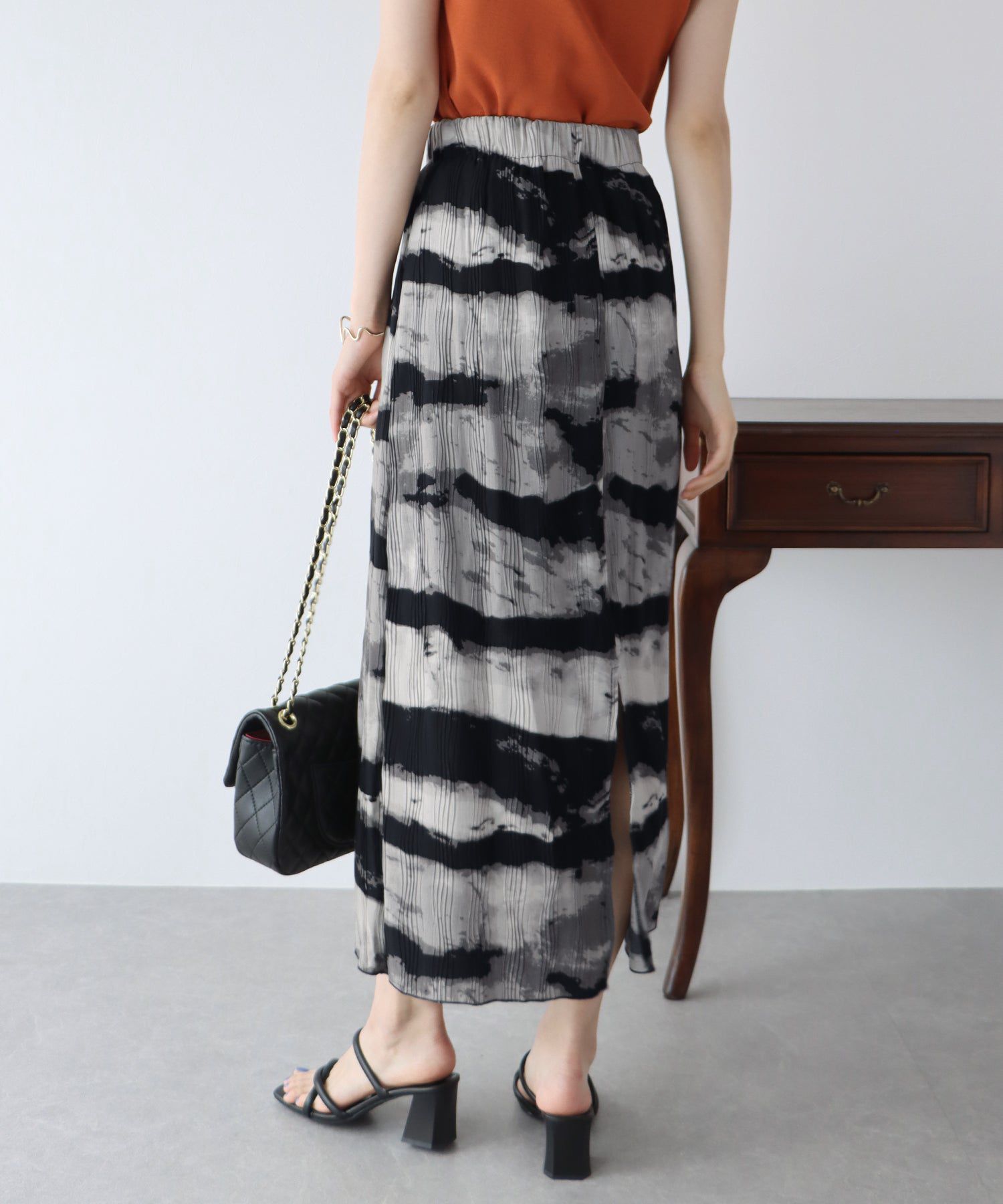 日本 BLUE EAST - 優美渲染修身長裙-黑