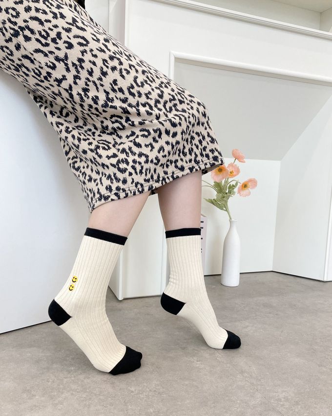 韓國Marian - 笑臉刺繡撞色中筒襪-奶油色 (Free)