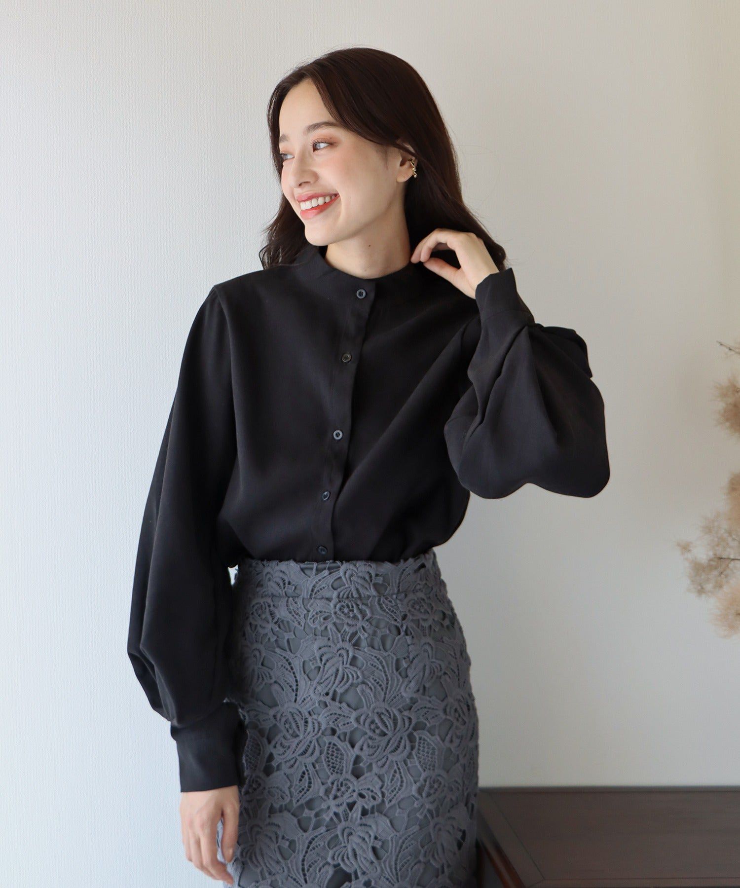 日本 BLUE EAST - 知性小立領氣球長袖襯衫-淺粉