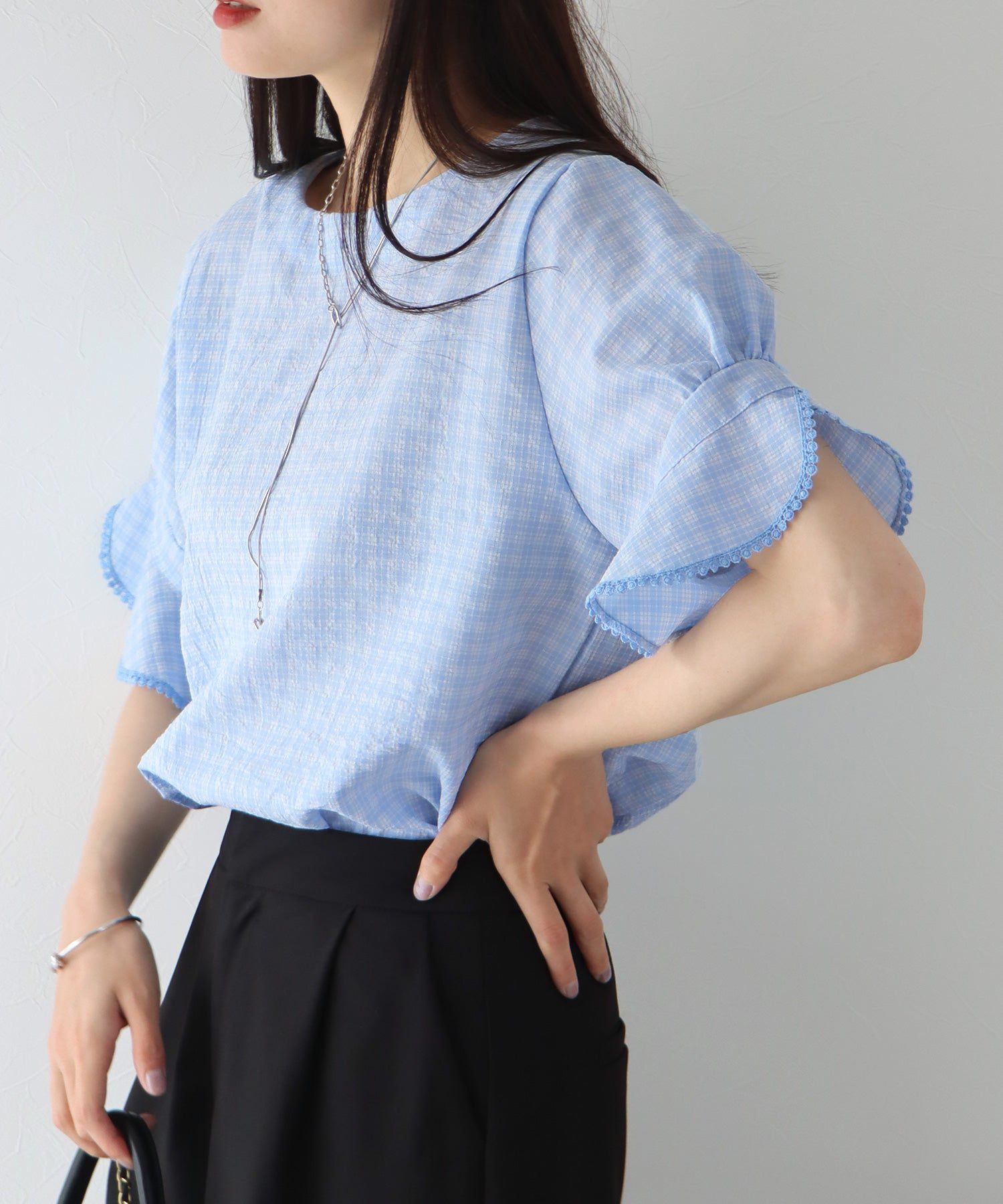 日本 BLUE EAST - 圓領小格紋荷葉五分袖上衣-水藍