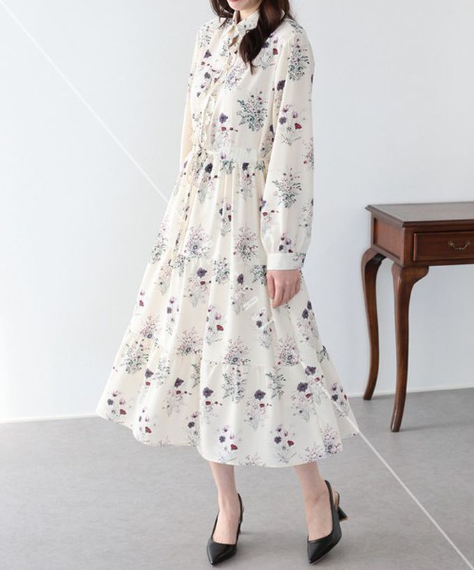 日本 BLUE EAST - 荷葉邊領唯美花卉長袖洋裝(腰抽繩)-米杏