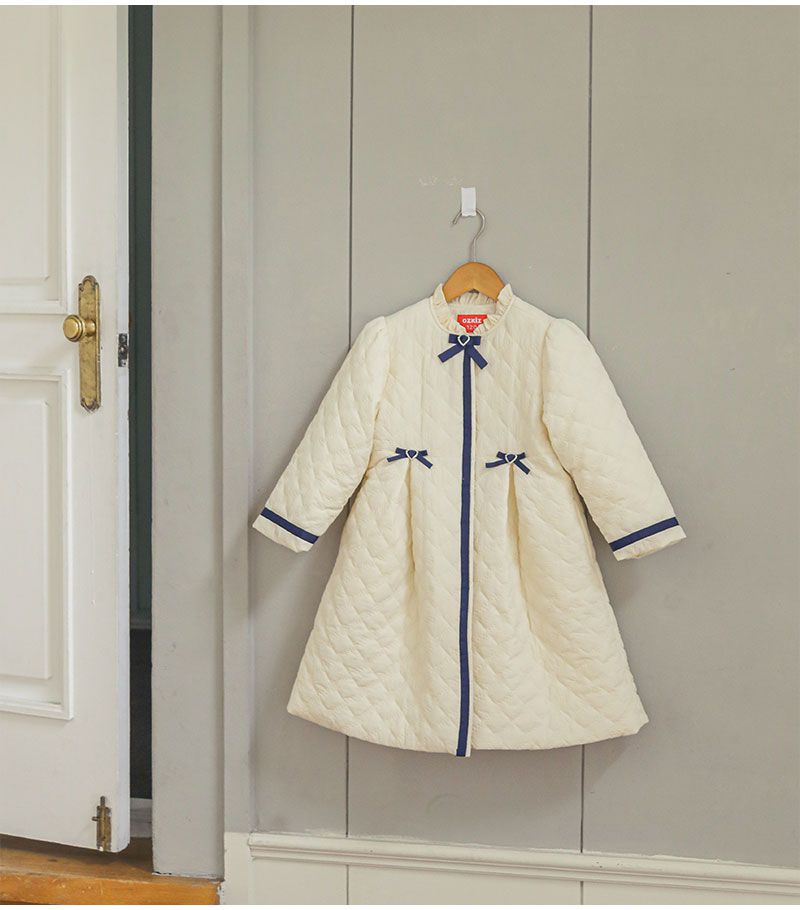 韓國 OZKIZ - 高雅愛心鑽蝴蝶結長版大衣-米白