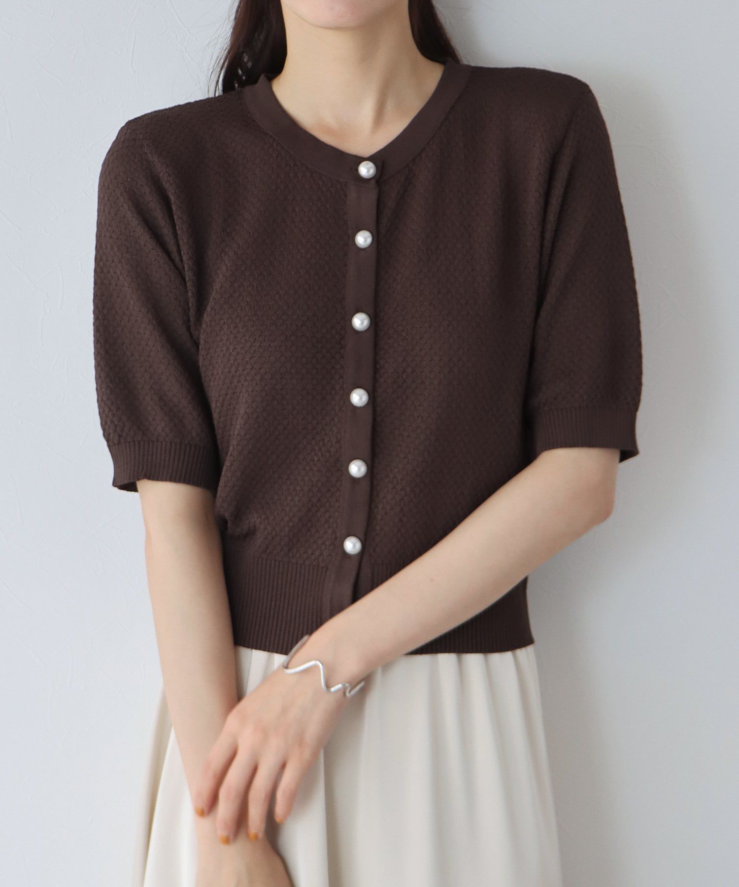 日本 BLUE EAST - 優雅圓領珍珠扣五分袖上衣-深可可