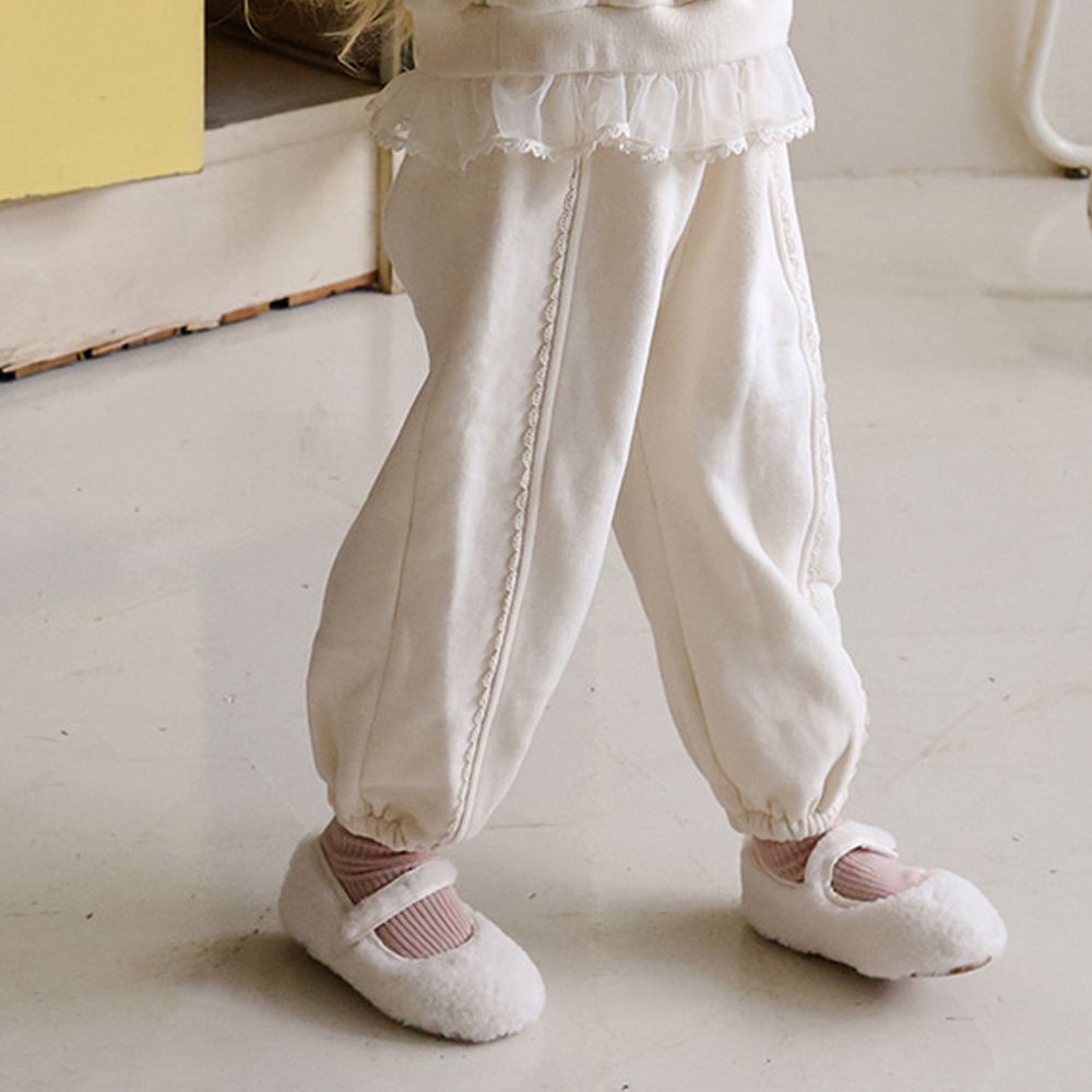 Puellaflo (內磨毛)鬆緊腰小蕾絲邊點綴縮口長褲-米白