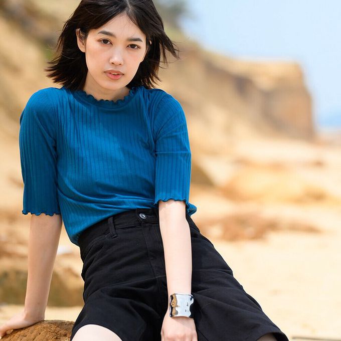 日本 OMNES - 輕盈木耳邊合身羅紋短袖上衣-黑