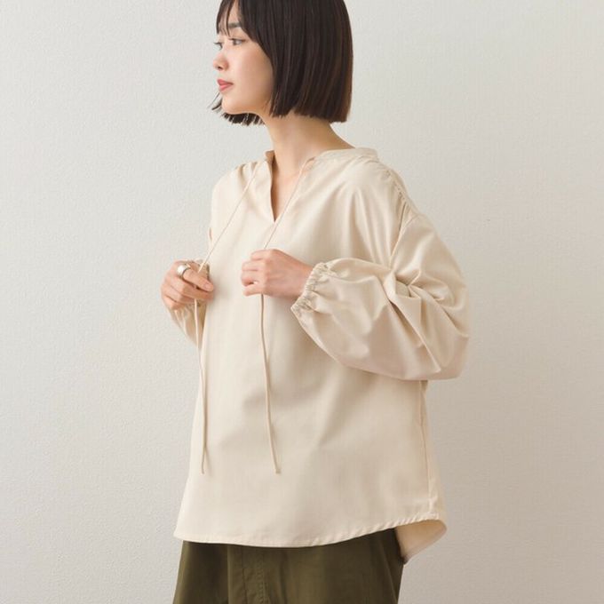 日本 OMNES - 柔滑科技棉 俐落感綁帶澎袖上衣-條紋-藍