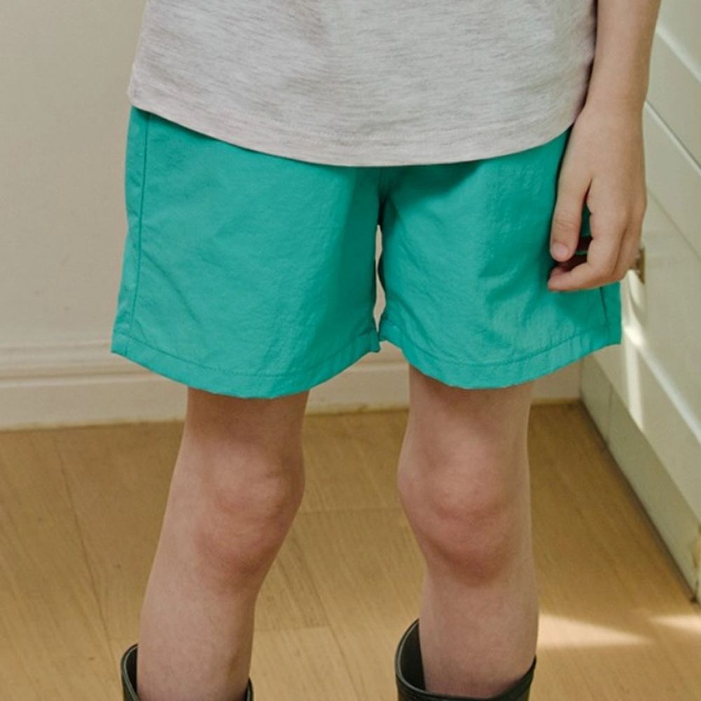 APPLE SMILE 鬆緊腰夏日氛圍尼龍短褲-湖水綠