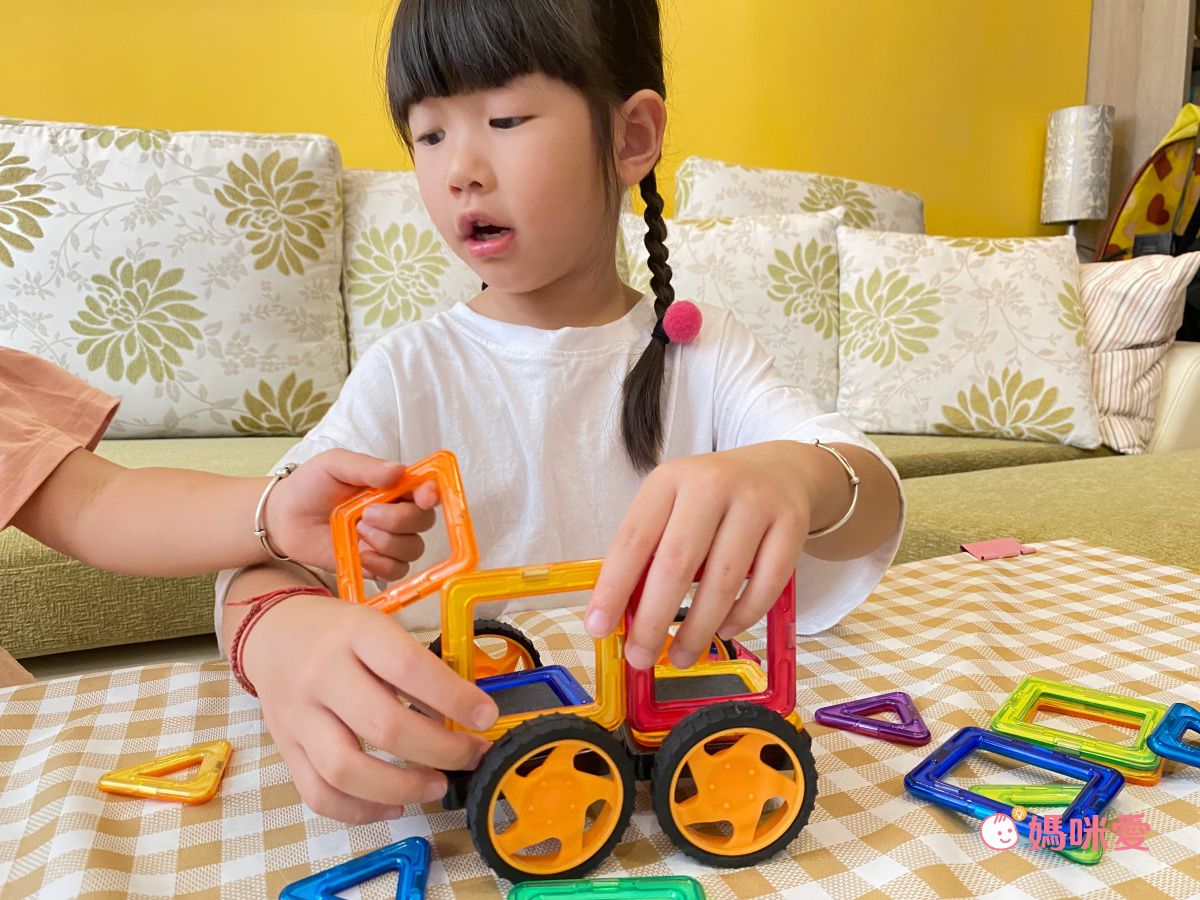 双美生活文創 - 5Q益智磁力片：百變造型拼裝車-內附10個三角形磁力片+10個正方形磁力片+2個輪子+1本造型教學書