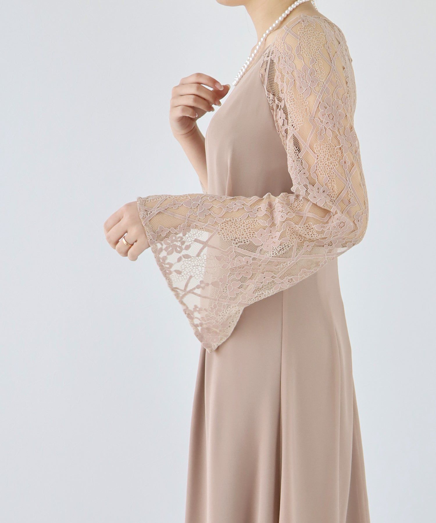 日本 BLUE EAST - 優雅V領蕾絲袖拼接洋裝-經典黑