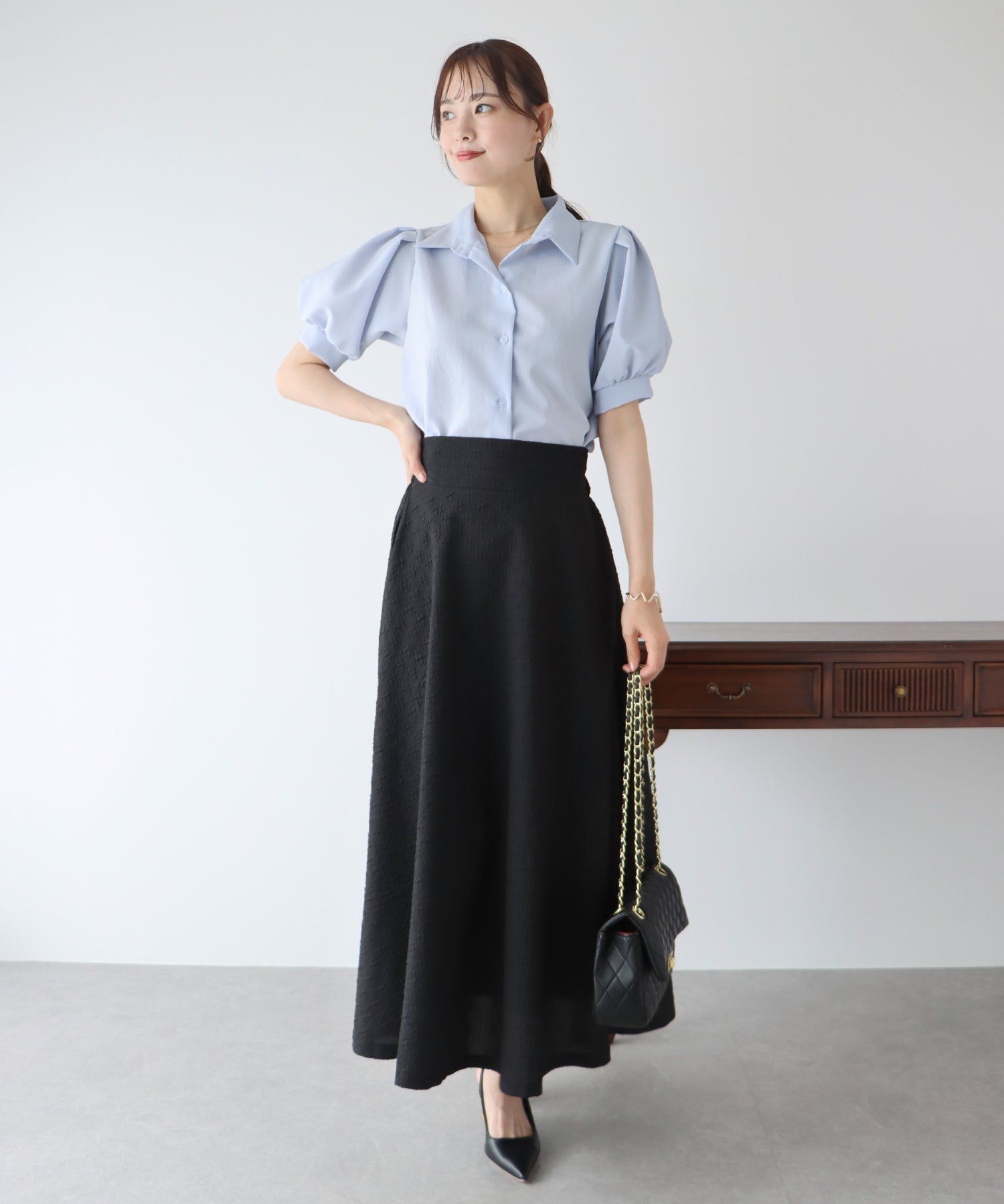 日本 BLUE EAST - 優雅百搭泡泡短袖襯衫-深藍