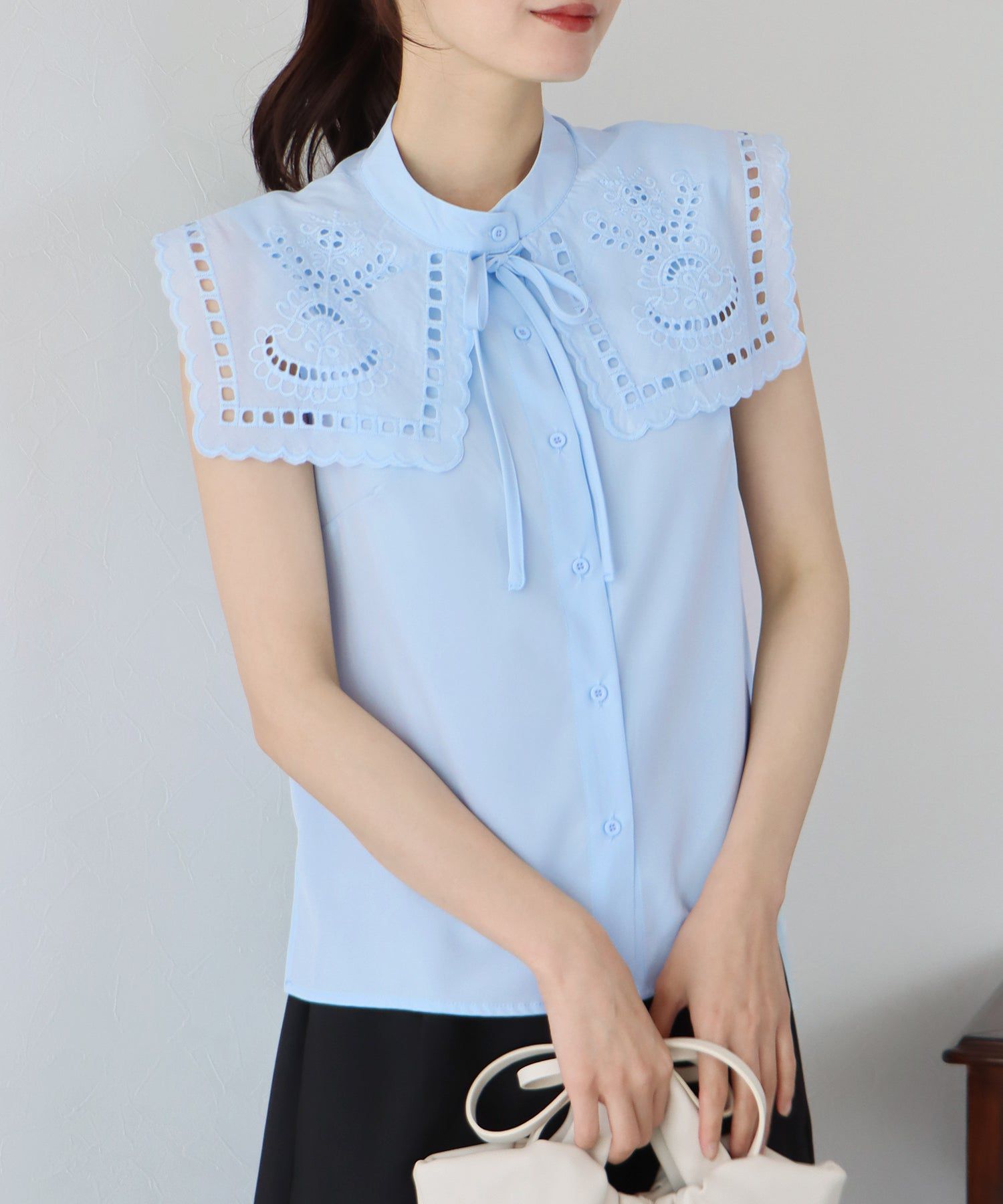 日本 BLUE EAST - 甜美蕾絲方領無袖上衣-水藍