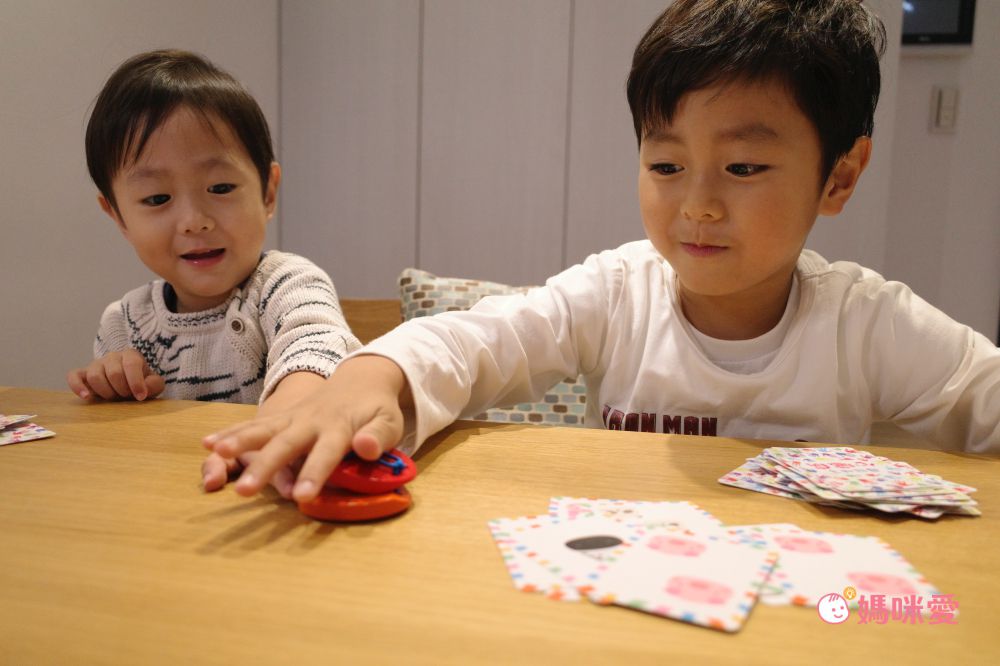 双美生活文創 - 瘋狂快手心臟病-內附72張卡牌+1個木製響板+1張遊戲說明書