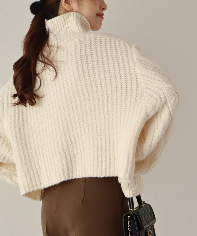 日本 BLUE EAST - 高領麻花編泡泡袖短版毛衣-象牙杏