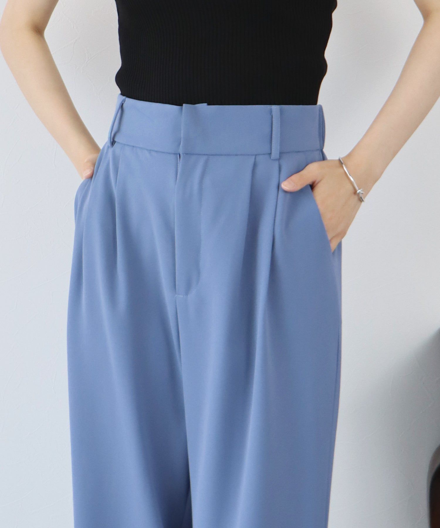 日本 BLUE EAST - 質感百搭垂墜感西裝褲-米灰