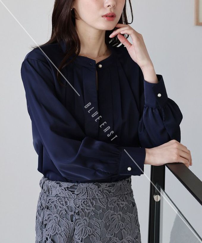 日本 BLUE EAST - 2way領知性整潔感打褶長袖上衣-珍珠袖扣-白