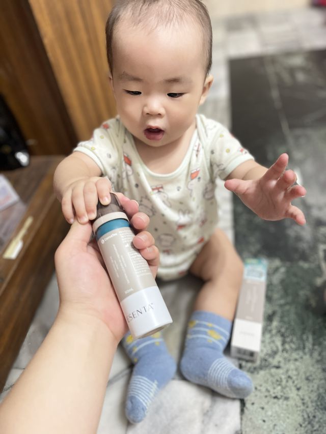 一直以來寶寶的屁屁比較敏感，原本使用屁屁膏
但自從很會翻身後，屁屁膏就很難塗😭

很榮幸能夠參與此次「康威 ESENTA無痛保護膜噴霧」的試用，
噴霧10-15形成保護膜，而且360度都能噴灑，真的很方便～
也因為寶寶越來越會爬來爬去，所以身上免不了有些細小傷口，這時候噴在皮膚就形成一個防護膜，不讓傷口感染，真的很方便～

醫療級的成分，內含花椒果萃取能舒緩泛紅跟乾癢的問題，使用起來更安心👍
此次體驗感受真的很好！推薦給需要的爸爸媽媽！
