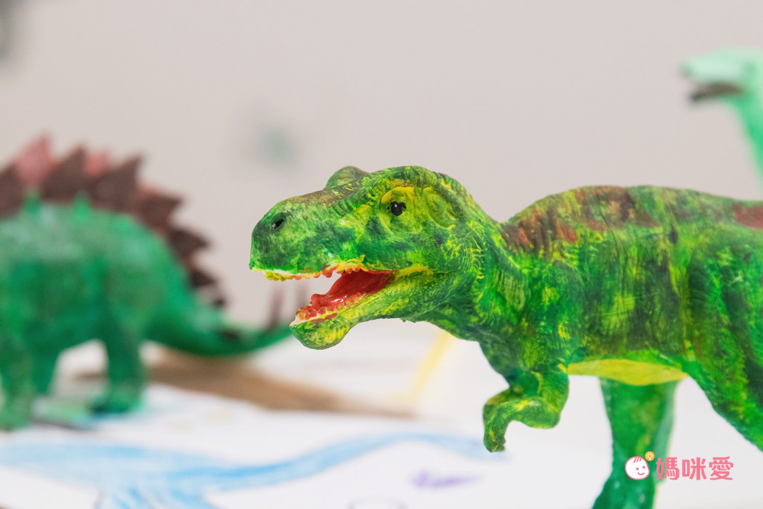 樂彩森林 - DIY恐龍彩繪組-腕龍(內附恐龍模型與10張恐龍畫紙) (22x6x18)