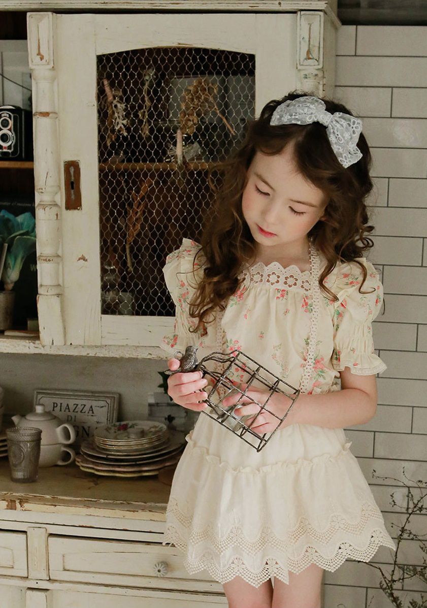 韓國 PuellaFLO - ㄩ字領公主袖花花上衣-米黃