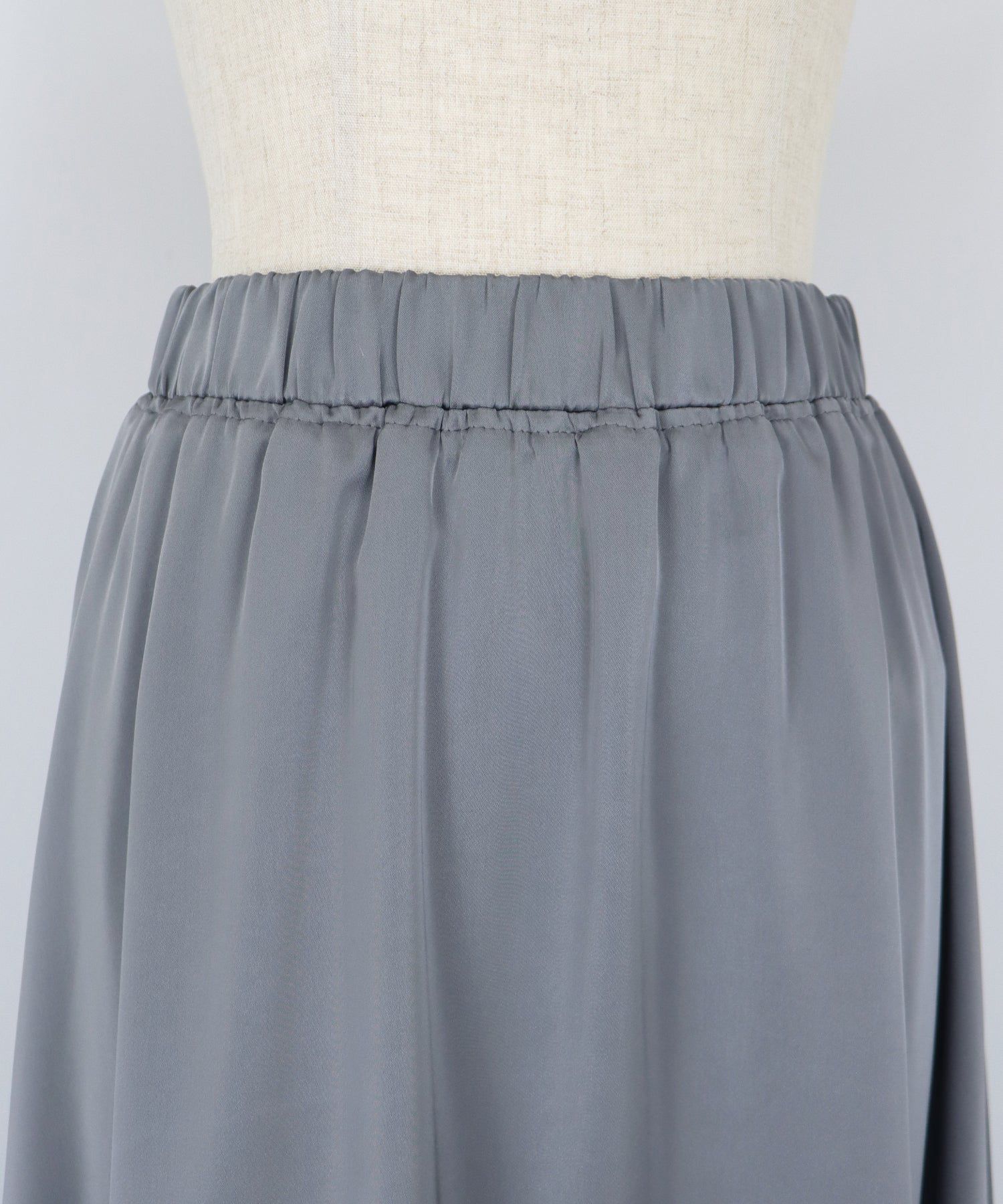 日本 BLUE EAST - 柔軟緞面光澤修身長裙-淺米杏