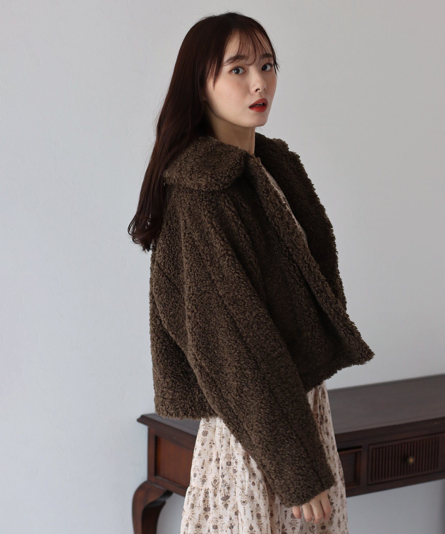 日本 BLUE EAST - 輕盈絨毛圓領短版外套-深咖啡