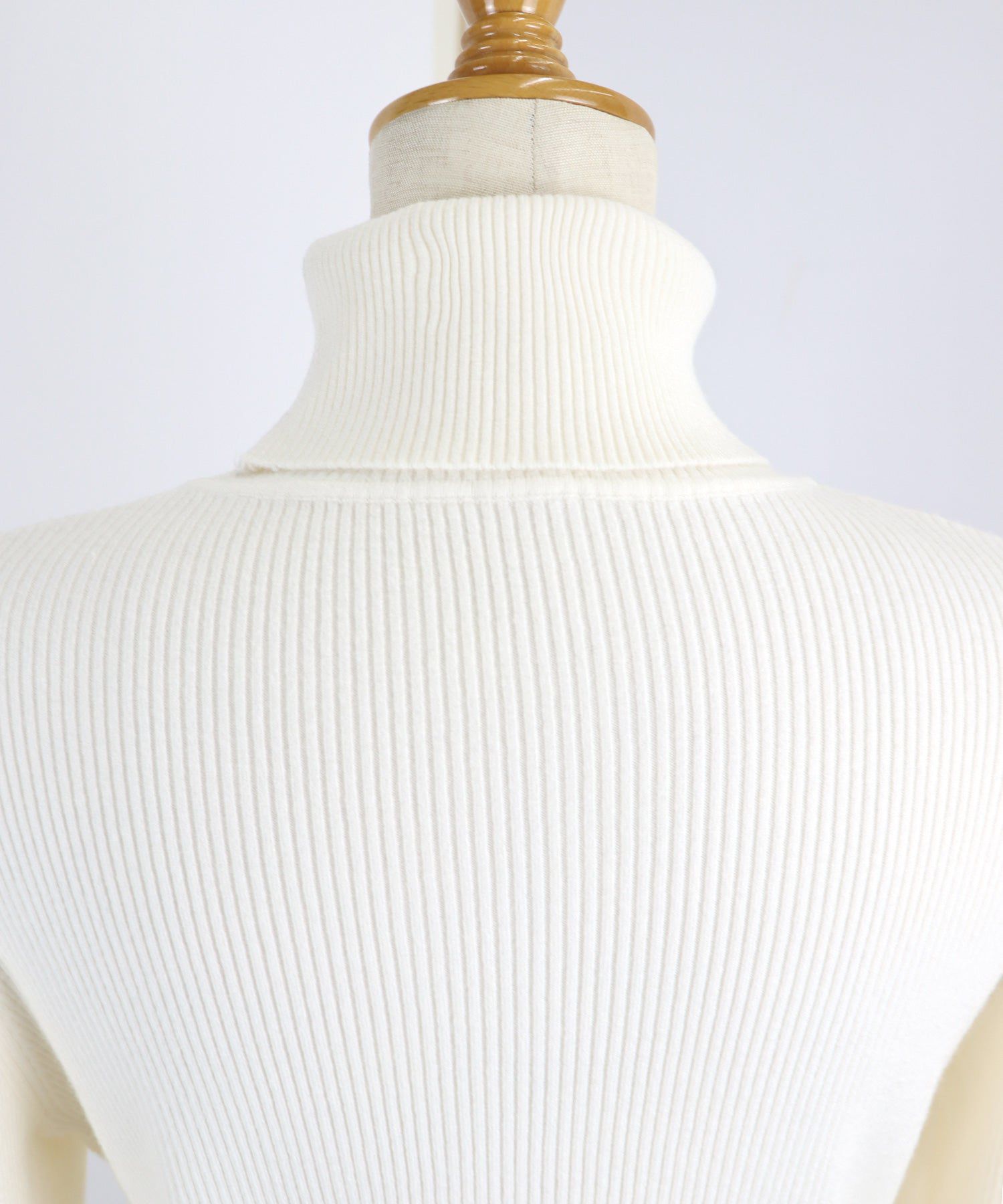 日本 BLUE EAST - 珍珠釦高領羅紋針織上衣-寶藍