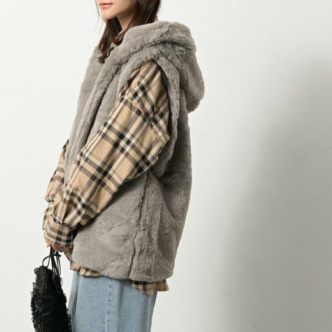 日本 ELENCARE DUE - 柔軟蓬鬆仿毛長版連帽背心(有口袋)-象牙白