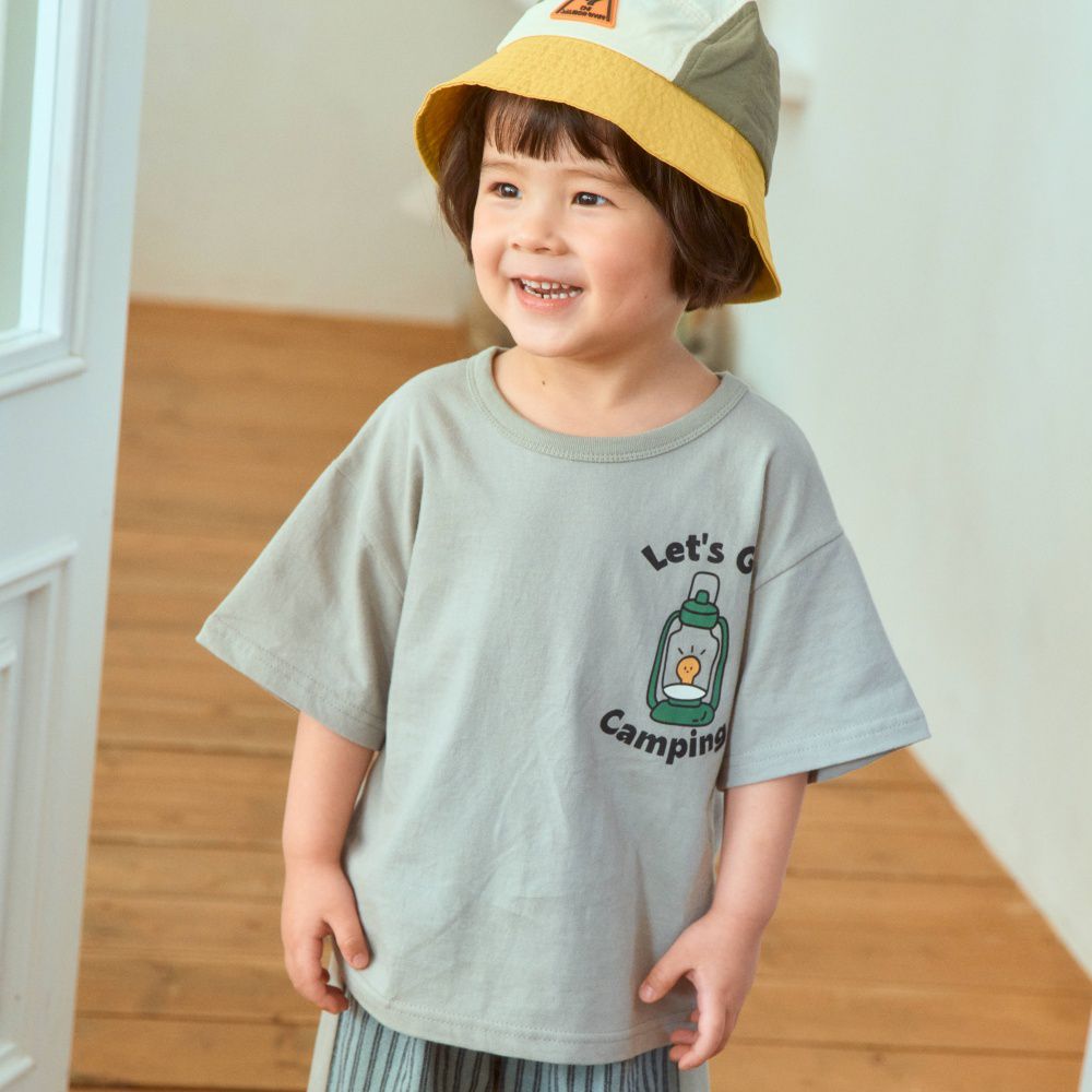 First Blue 露營圖案純棉短袖上衣-露營燈-淺灰綠