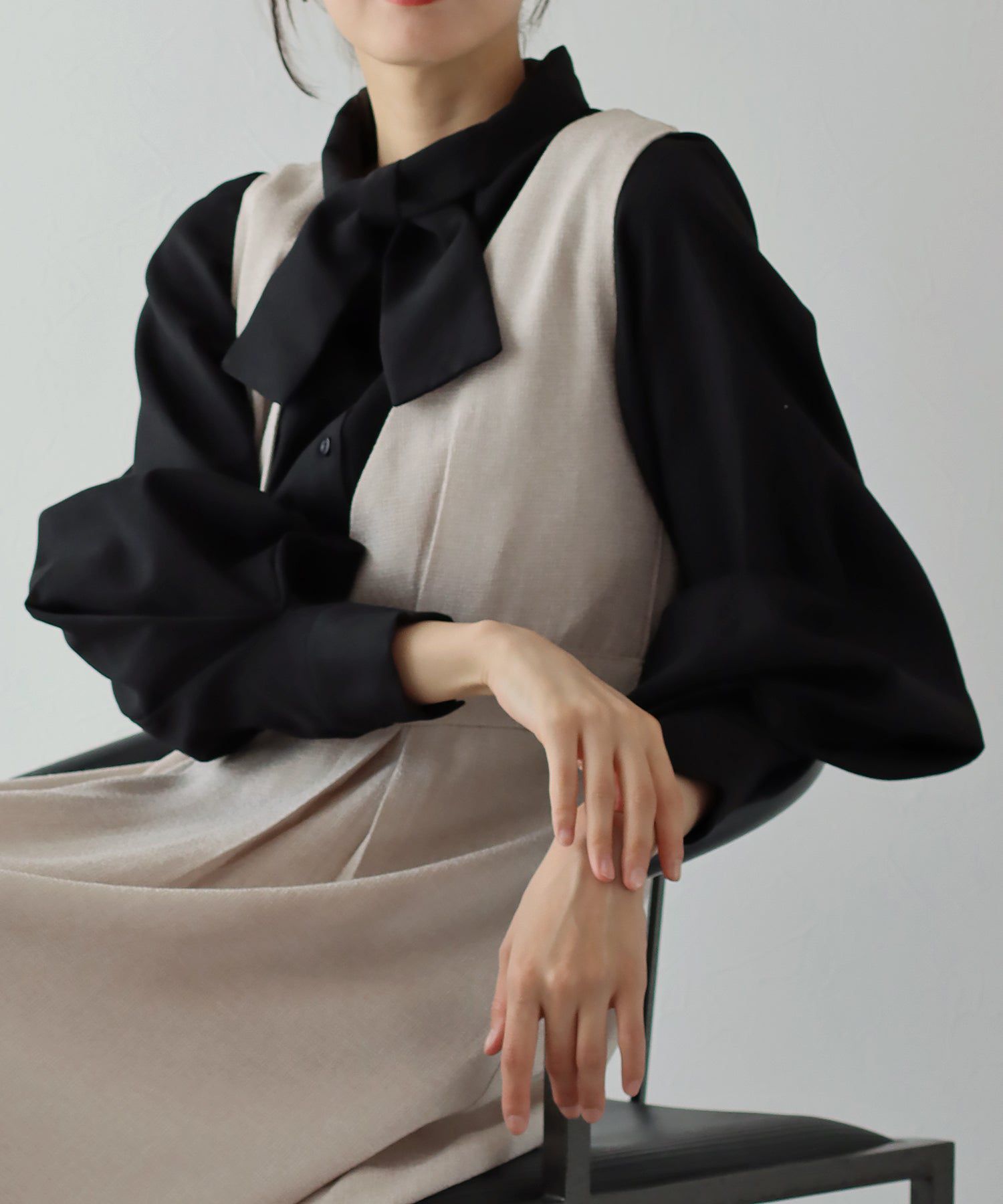 日本 BLUE EAST - 柔美扭結氣球長袖襯衫-黑