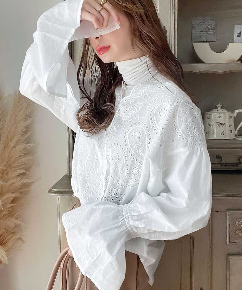 日本 Classical Elf - 小清新花朵領雕花長袖上衣-摩卡