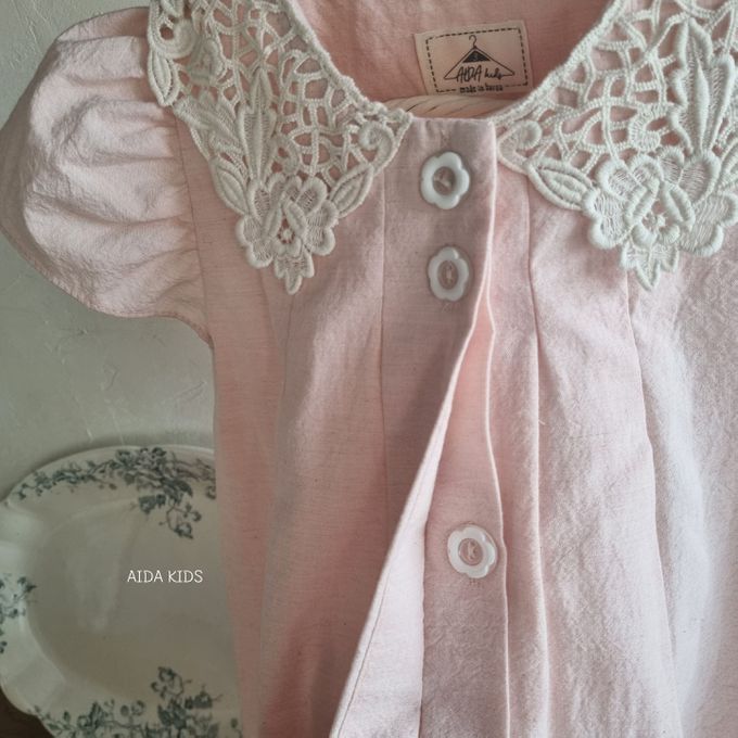 韓國 AIDA - 花紋雕飾領泡泡袖連身洋裝-淺粉