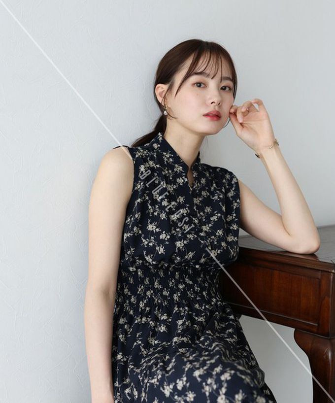 日本 BLUE EAST - 接觸冷感 縮腰顯瘦立領無袖洋裝-花朵-海軍藍 (M)