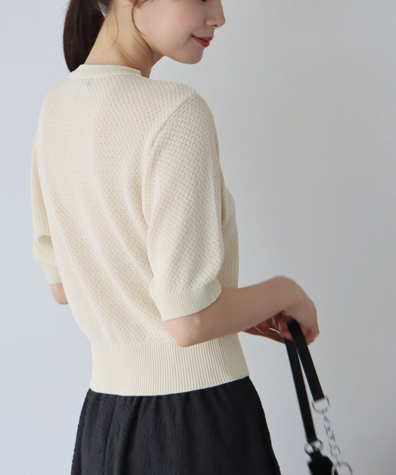 日本 BLUE EAST - 優雅圓領珍珠扣五分袖上衣-深可可