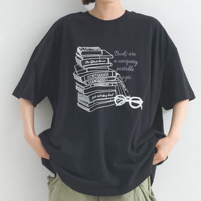 日本 Lupilien - 16OE天竺棉 氣質書籍印花寬鬆短袖上衣-黑