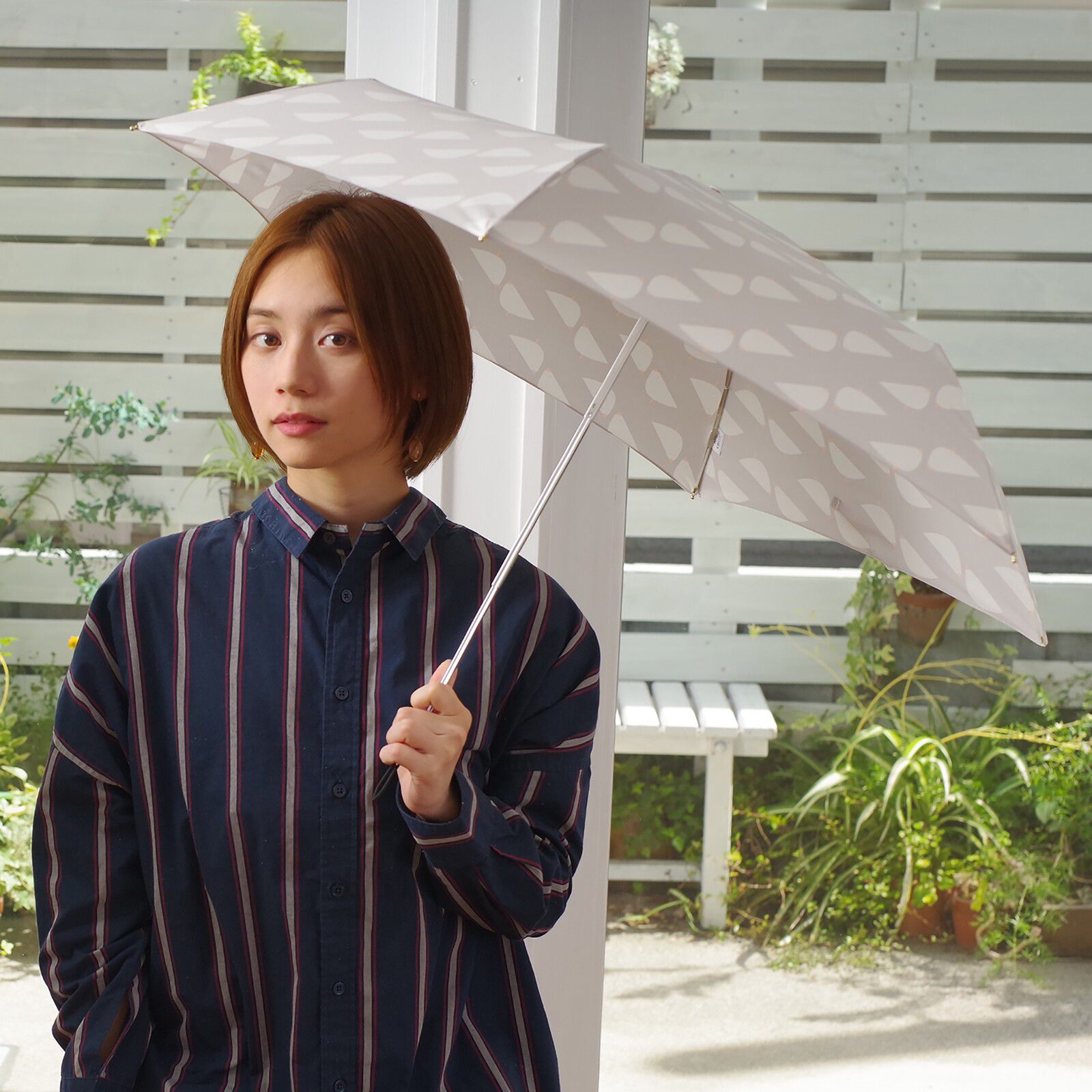 日本 nifty colors - 抗UV輕量 晴雨兩用折疊傘-幾何小鳥-深藍 (直徑98cm/196g)-90.00%