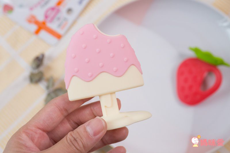 日本 Richell 利其爾 - 咬咬固齒器_(附盒)-魔力菇-紅/白 (6x4x8cm)-3m以上適用